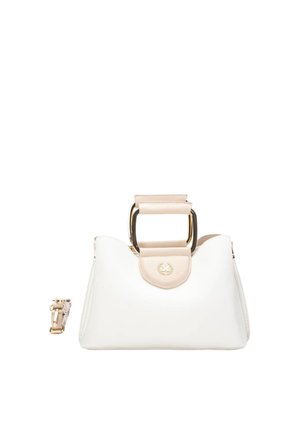 Biała torebka z beżowymi, wyściełanymi kwadratowymi uchwytami, złotymi elementami i odpinanym beżowym paskiem na ramię na białym tle.