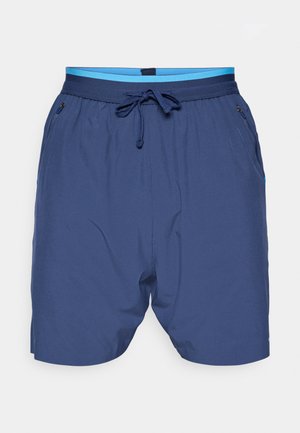 Tummansiniset shortsit, joissa on joustava vyötärö, vaaleansiniset yksityiskohdat ja sivutaskut. Valmistettu sileästä ja kevyestä materiaalista.