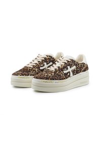 Sneaker con stampa leopardata e dettagli bianchi, caratterizzate da una superficie testurizzata, lacci piatti e una suola piatta di colore chiaro e chunky.