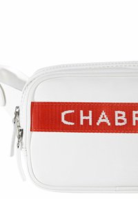 Sac en cuir blanc à bandoulière avec une sangle tissée rouge portant le texte "CHABR", fermeture éclair et design rectangulaire élégant.