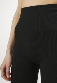 Björn Borg STUDIO SEAMLESS SHORTS - Tamprės - black beauty
