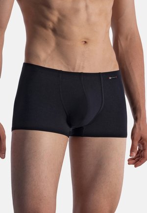 Schwarze Baumwoll-Boxerbriefs mit flexiblem Bund, ausgestattet mit einem Fronttaschendesign und glatter Textur. Auffälliges Markenzeichen am Bund.
