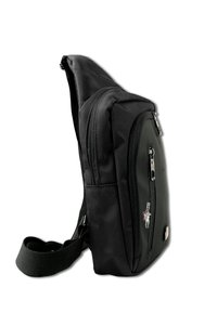 Zwarte canvas schoudertas met een gladde textuur, voorzien van meerdere ritscompartimenten, een verstelbare schouderband en een decoratieve hanger.