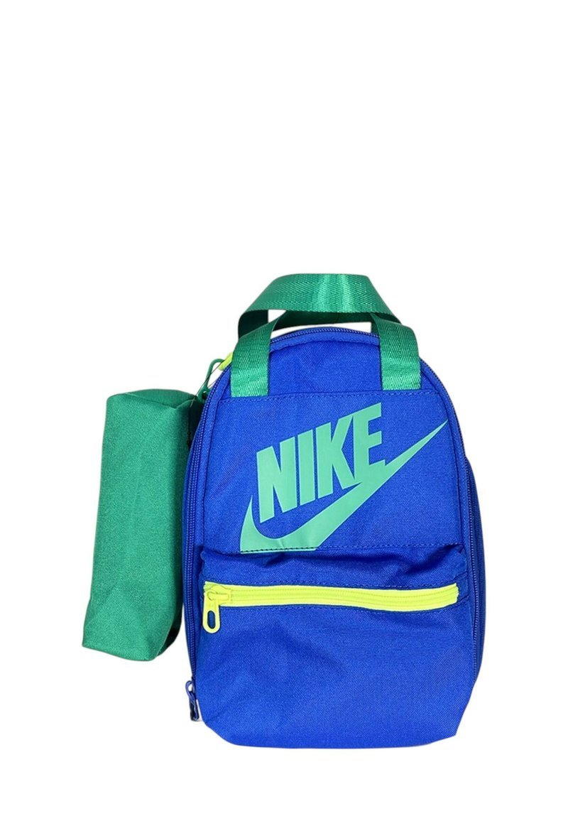 Zaino in nylon blu con dettagli verdi, caratterizzato da un grande logo Nike, una tasca frontale con zip e una pochette verde staccabile sul lato.