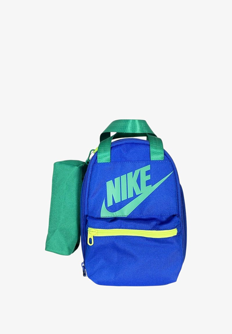 Zaino in nylon blu con dettagli verdi, caratterizzato da un grande logo Nike, una tasca frontale con zip e una pochette verde staccabile sul lato.
