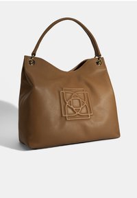 Bruine leren tote bag met een gestructureerde afwerking. Voorzien van een geometrisch reliëfontwerp aan de voorkant en gouden hardware-accenten.