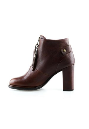 Bottine en cuir marron foncé avec talon bloc, fermeture éclair et bride décorative avec bouton sur le côté.