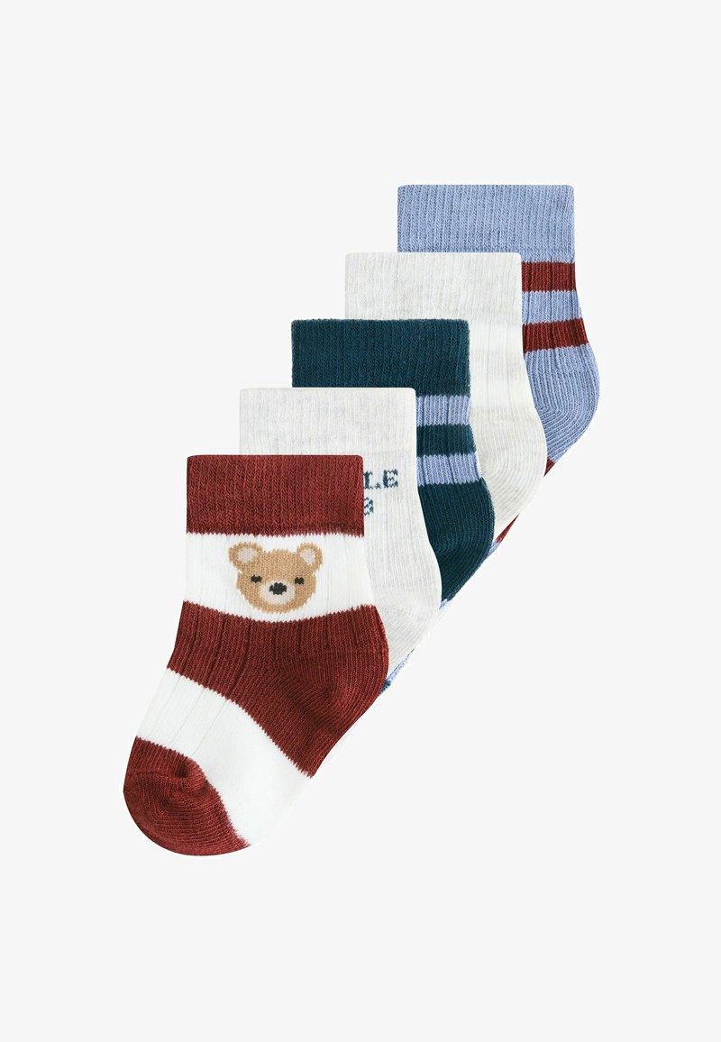 Vijf paar korte, gebreide sokken in verschillende kleuren: rood met berenontwerp, wit, donkergroen en gestreept in blauw en rood.