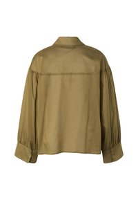 Blouse à manches longues vert olive avec épaules tombantes, coupe ample, poignets boutonnés et couture droite au dos.
