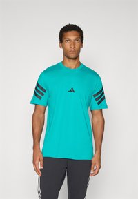 Turkise sports t-shirt med korte ærmer, der har et sort tre-stribet mønster på skuldrene og et lille sort logo i centeret.