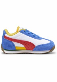 Zapatillas azules y blancas con acentos rojos y amarillos. Fabricadas de ante y material sintético, con una suela texturizada y diseño de cordones.
