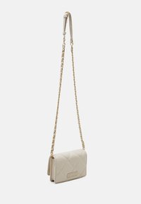 Steve Madden BENDUE - Axelremsväska - bone