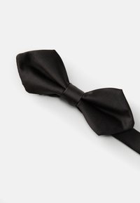 Μαύρη μεταξωτή παπιγιόν με λεία υφή, που διαθέτει κεντρικό κόμπο και ρυθμιζόμενο λουράκι. Ο σχεδιασμός είναι κλασικός και συμμετρικός.