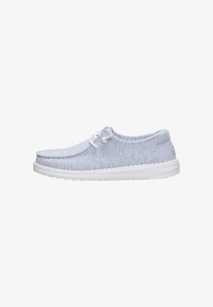 Scarpa casual grigio chiaro senza lacci con suola bianca e lacci elastici, tomaia in tessuto morbido e design moc toe cucito.