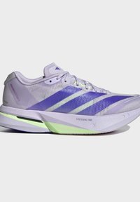 Ανοιχτό μωβ αθλητικό παπούτσι Adidas με σκούρες μωβ ρίγες, ανοιχτοπράσινες λεπτομέρειες, κορδόνια και παχιά μαλακή σόλα με ετικέτα Lightstrike Pro.