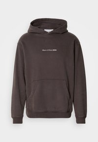 Bruine hoodie met een voorzak, geribbelde manchetten en zoom. Bevat een witte logo tekst "Marc O'Polo DENIM" op de borst. Zacht materiaal.