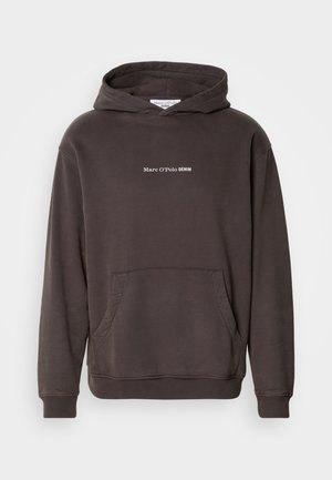 Hanorac maro cu un buzunar frontal, manșete și tiv ribbate. Prezintă un text logo alb "Marc O'Polo DENIM" pe piept. Material moale.