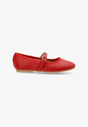 Bailarina de cuero rojo con punta redonda, que presenta una correa con hebilla y una suela plana de goma. Textura suave, diseño minimalista.