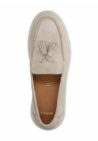 Moccasinstijl schoen in lichtbeige suede, met een decoratieve strik met franjes op de bovenkant en een bruine leren binnenzool.