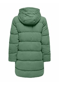 Grüne Pufferjacke mit einer strukturierten, gerippten Außenseite, Kapuze und mittellanger Schnittform. Das Design weist horizontale gesteppte Abschnitte auf.