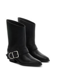 Botine negre din piele, cu vârful ascuțit, având o curea lată și un accent cu cataramă argintie. Textură netedă și design minimalist.