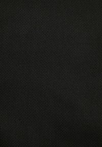 Schwarzer, strukturiertes Gewebe mit feiner Webart, das in der Farbe einheitlich erscheint und sich für Polsterungen oder Bekleidung eignet. Keine bemerkenswerten Muster oder Akzente.