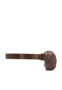 Hnedá látková crossbody taška so hladkým povrchom, s možnosťou zipsového uzatvorenia a nastaviteľným tkaným popruhom. Kompaktný, polstrovaný dizajn s jemnými štepovými detailmi.