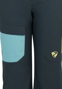 Pantaloni blu navy con tasca laterale di un azzurro chiaro, caratterizzati da un logo giallo sulla coscia. Il tessuto appare resistente con una finitura opaca.