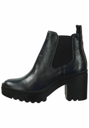 Stivaletto nero con tomaia in pelle lucida, pannelli laterali elasticizzati e un tacco platform spesso e testurizzato con dettagli a onda.