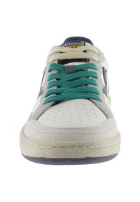 Sneaker in pelle bianca con accenti grigi, lacci turchesi e punta perforata. Presenta una suola intermedia in juta intrecciata e una suola esterna in gomma resistente.