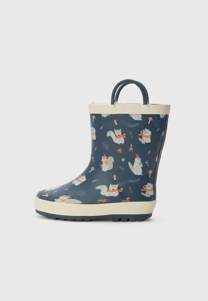 Botte en caoutchouc marine à motifs fantaisistes de renards et de champignons, avec des accents crème sur le haut et la semelle, ainsi qu'une poignée arrière pour un enfilage facile.