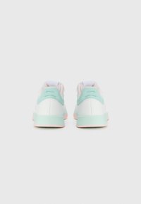Baskets blanches avec une semelle vert menthe et rose pastel. Elles présentent un dessus en cuir lisse et une languette en mesh pour une meilleure respirabilité.