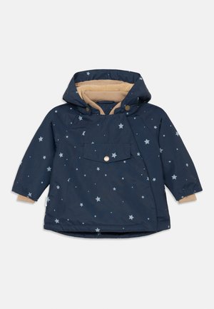 Casaco para menino em azul marinho com padrão de estrelas azul claro, capuz forrado a lã na cor bege e bolso frontal com botões de pressão.