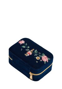 Navy sininen samettinen korurasia kultaisella vetoketjulla, jossa kannessa on brodeerattu lintu, vaaleanpunaisia ruusuja ja pieniä keltaisia kukkia.