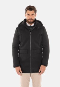 Cappotto nero con cappuccio, chiusura a zip, tasche laterali e tessuto testurizzato. Presenta un design aderente e una leggera finitura lucida.