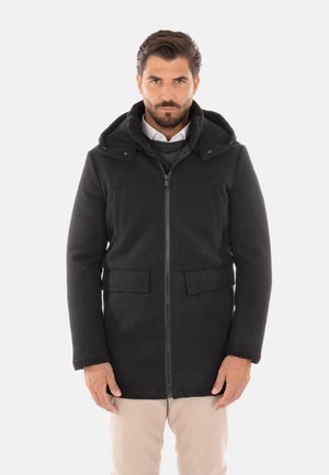 Cappotto nero con cappuccio, chiusura a zip, tasche laterali e tessuto testurizzato. Presenta un design aderente e una leggera finitura lucida.