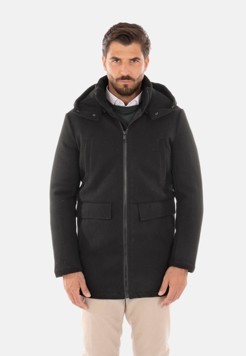 Cappotto nero con cappuccio, chiusura a zip, tasche laterali e tessuto testurizzato. Presenta un design aderente e una leggera finitura lucida.