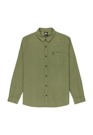 Chemise boutonnée en vert olive, manches longues, fabriquée dans un tissu lisse. Présente une poche poitrine unique et une étiquette de logo noire.