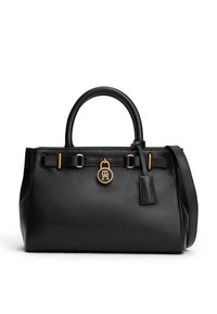 Crna kožna torba s teksturiranom površinom, zlatnim metalnim ukrasima, dvostrukim ručkama i odvojivim remenom za rame; ima privezak s logotipom.