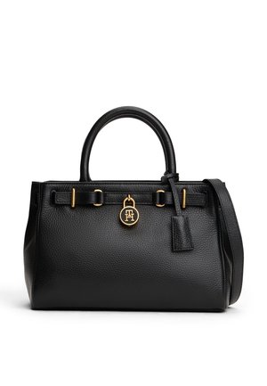 Svart läderhandväska med texturerad yta, guldfärgade metallaccenter, dubbla handtag och en avtagbar axelrem; har en logobersmyckning.