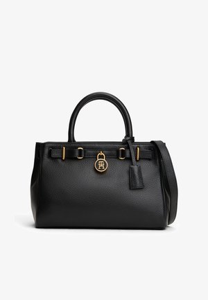Svart läderhandväska med texturerad yta, guldfärgade metallaccenter, dubbla handtag och en avtagbar axelrem; har en logobersmyckning.