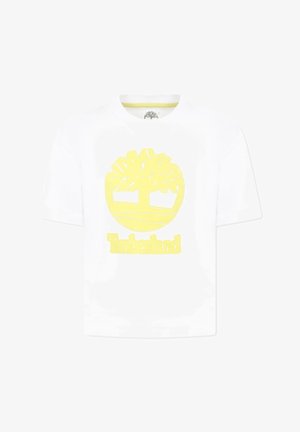 Camiseta de algodón blanca con un gran logo del árbol de Timberland contorneado en amarillo y texto debajo. Mangas cortas y un cuello redondo clásico.