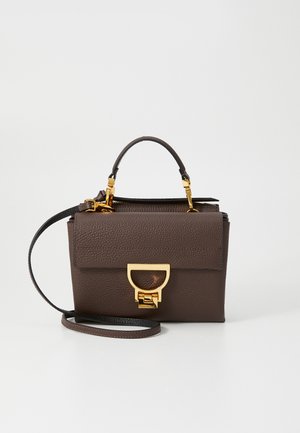 Borsa a tracolla in pelle marrone con texture, dettagli in metallo dorato, manico superiore e tracolla rimovibile. Presenta una patta frontale e un dettaglio con logo.