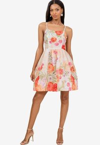 Bloemjurkje met een aansluitend lijfje, verstelbare spaghettibandjes, lichte stof en een uitlopende rok met levendige oranje en roze bloemen.