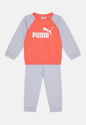 Tuta per bambini Puma con felpa corallo e maniche grigie, logo bianco, abbinata a pantaloni grigi; realizzata in tessuto morbido.
