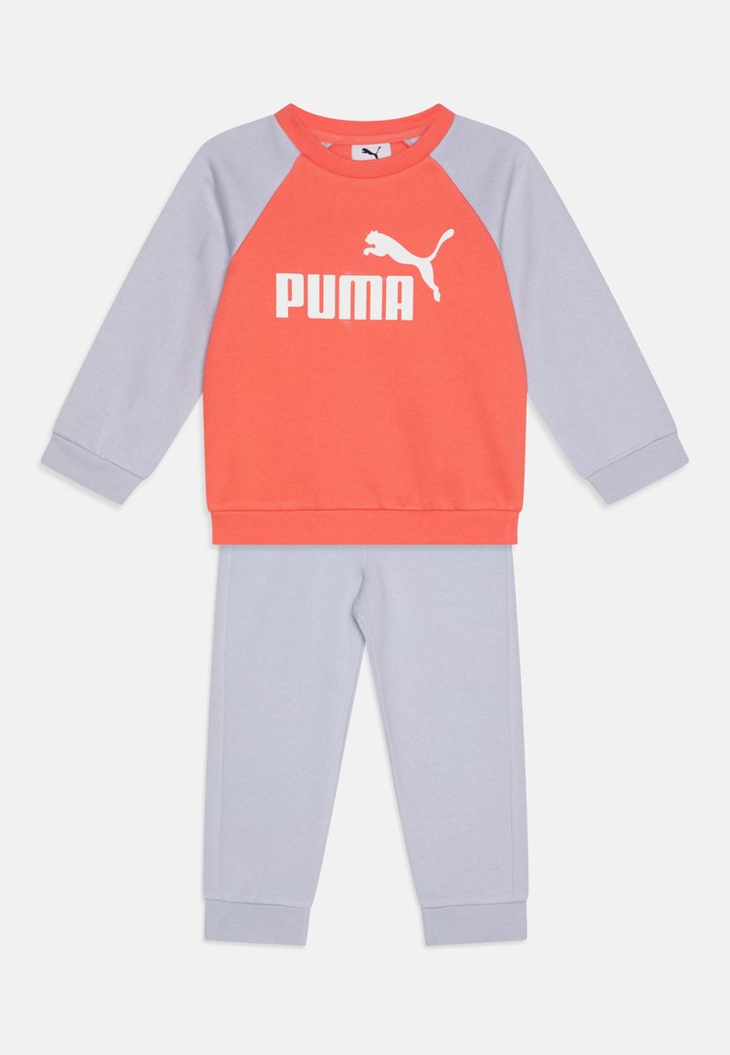 Dres dziecięcy Puma składający się z koralowej bluzy z szarymi rękawami i białym logo, w komplecie z szarymi spodniami; wykonany z miękkiego materiału.