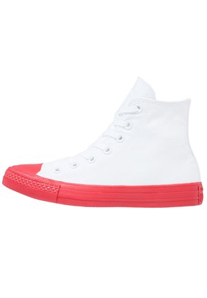 Basket montante avec dessus en toile blanche et semelle ainsi que bout en caoutchouc rouge vif, vue de côté.