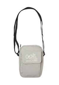 Bolso cruzado de tela gris con solapa frontal y acentos de logo blanco. Presenta una larga correa ajustable negra y forma rectangular.