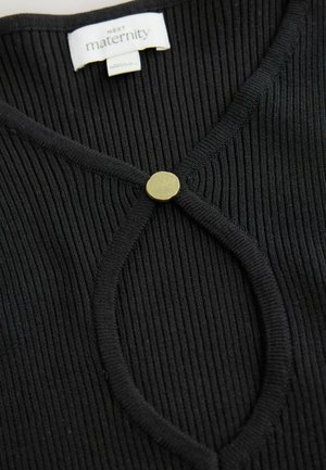 Must have ribblik rasedus-top, millel on ümmargune kaelus ja kuldse tooniga nupuga sulgmisel keskosas. Tootel on tekstuuriga kangas ja puhtad jooned.