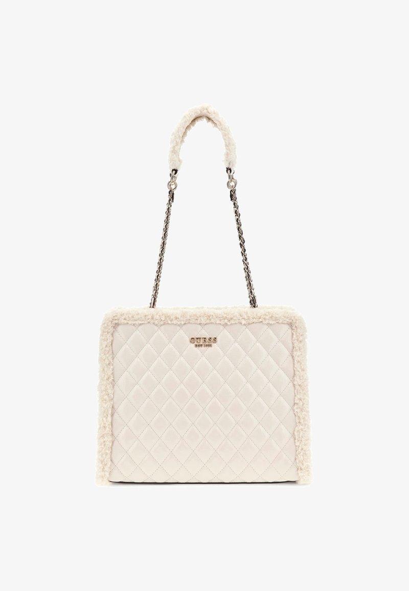 Sac à main matelassé crème avec bordure en fausse fourrure, bandoulière chaîne avec coussinet d'épaule en fourrure, et logo métallique "GUESS" au centre devant.